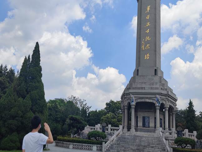 实践队员在山东临沂华东革命烈士陵园所拍摄